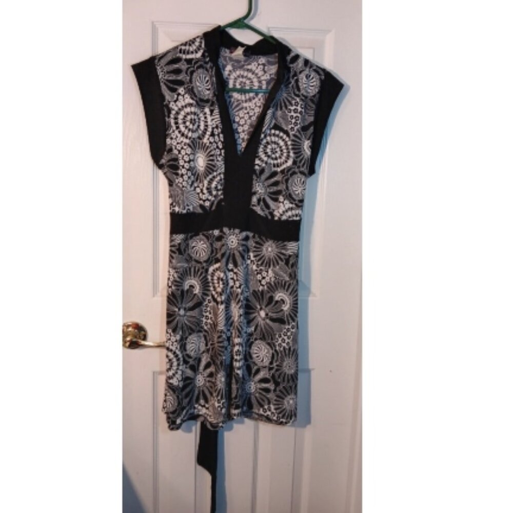 Black and white Women's size L top with tieback by Cocomo.